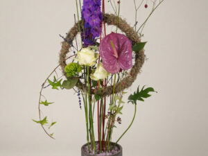 Arreglo floral con estructura circular