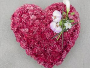 Corazón con claveles